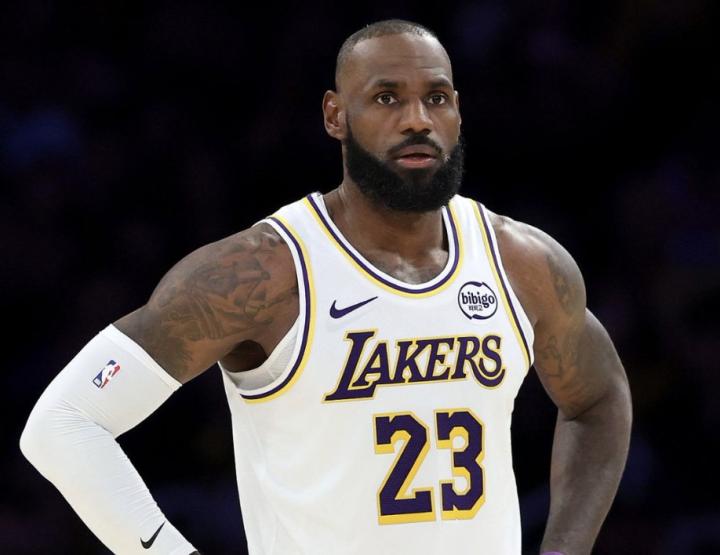  复出之战震撼全场；艾顿眼中的詹姆斯，如传奇般融入战场，伟大总在适应中绽放。 体育新闻 复出之战震撼全场；艾顿眼中的詹姆斯，如传奇般融入战场，伟大总在适应中绽放。 体育新闻