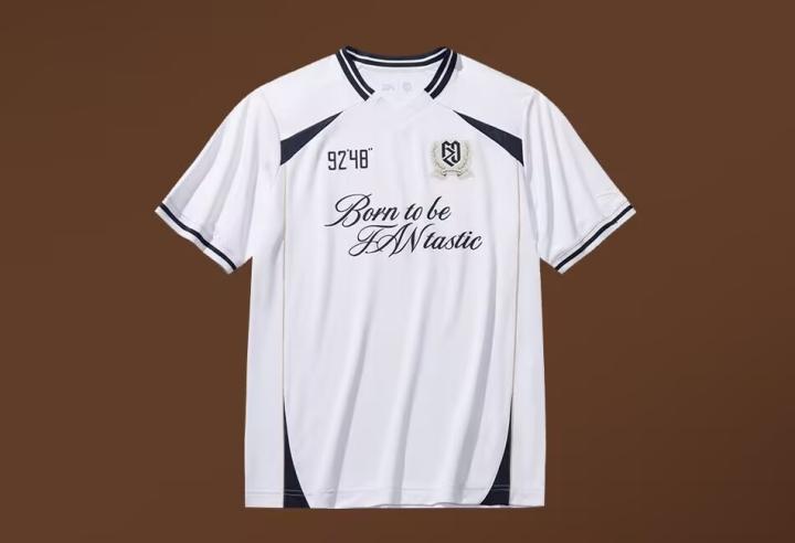  樊振东安踏新品惊艳亮相；9248元素藏于短袖针织衫；致敬皇马不朽逆转。 体育新闻