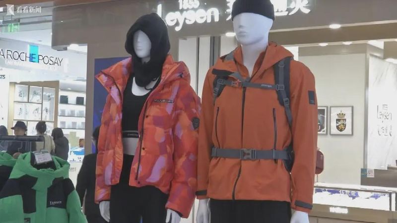  能源波动传导纺织链；冲锋衣等功能服饰成本上升；市场观望情绪浓厚，购买时机值得把握。 时尚用品
