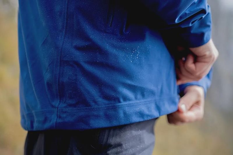  能源波动传导纺织链；冲锋衣等功能服饰成本上升；市场观望情绪浓厚，购买时机值得把握。 时尚用品