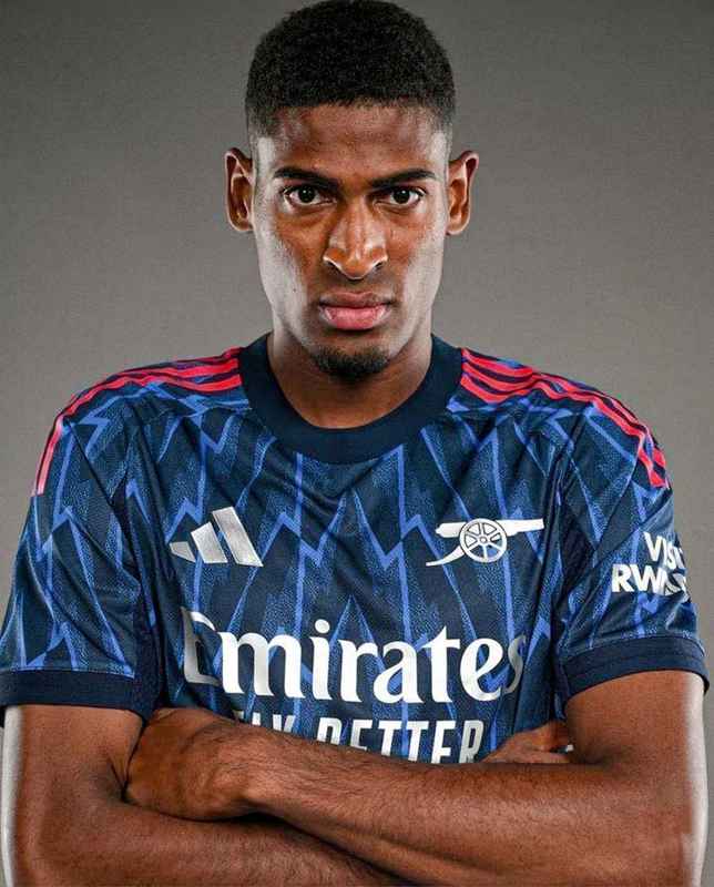  西班牙国家队大门开启，阿森纳年轻中卫莫斯克拉迎来首次征召。 体育新闻 西班牙国家队大门开启，阿森纳年轻中卫莫斯克拉迎来首次征召。 体育新闻