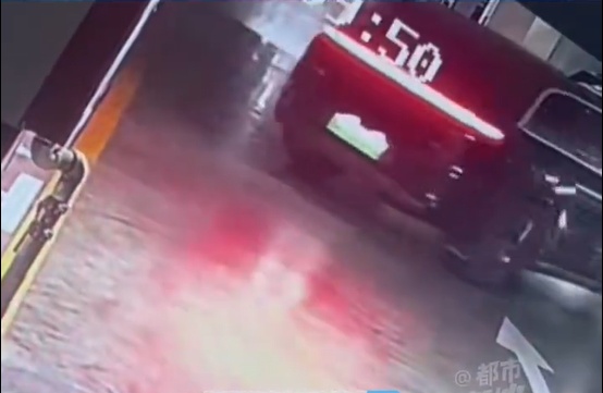  表弟私自抵押亲戚新购车辆；贷款后逾期引发拖车纠纷；最终协商降低赎回金额。 情感心理