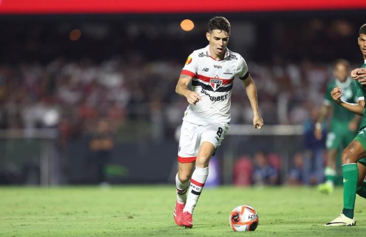  巴西媒体披露最新进展；前上海海港外援奥斯卡正与圣保罗商议解约事宜；职业生涯即将画上句号。 体育新闻