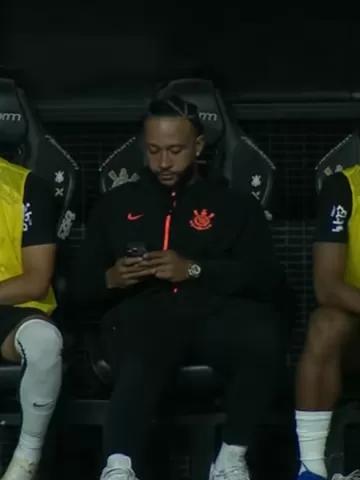  绿茵场上的数字禁区：当足球遭遇手机时代的挑战 情感心理