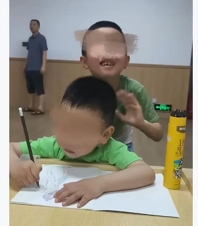  称呼的围城：当强制性认同遭遇暴力反噬的逻辑演变 情感心理