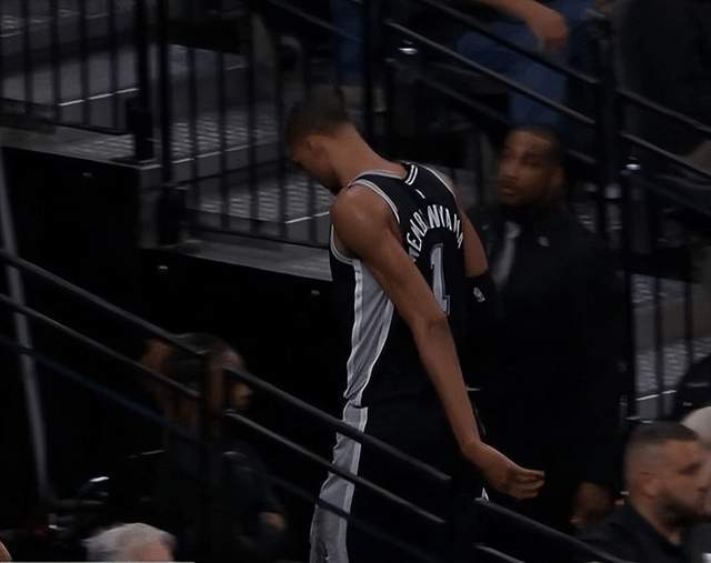  技术深度：文班亚哈肋伤病理与马刺季后赛战略困局分析 体育新闻